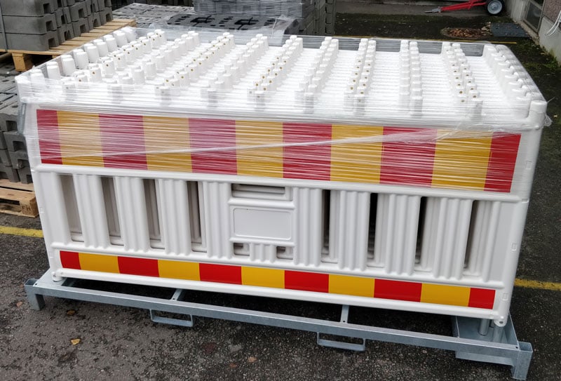 Työmaa-aidat Muovinen työmaa-aita telineessä ja jalat erillisellä lavalla